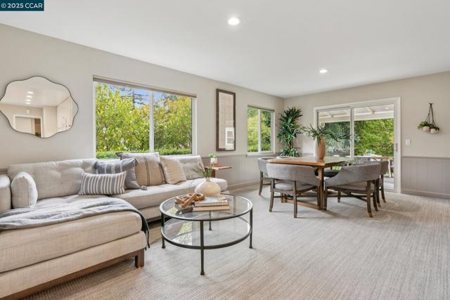 8 Southwaite Ct, Orinda CA: https://media.crmls.org/mediaz/b48785ae-2454-4a96-a89b-60e3c0716065.jpg