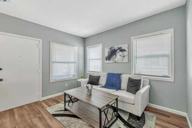 140 Tuolumne Street, Vallejo CA: https://media.crmls.org/mediaz/b4881318-10ca-40f1-bec2-fcd57c00cd9a.jpg