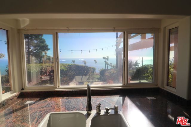 20776 Big Rock Drive, Malibu CA: https://media.crmls.org/mediaz/b48889a9-894c-41ac-b06d-624831efdc2a.jpg