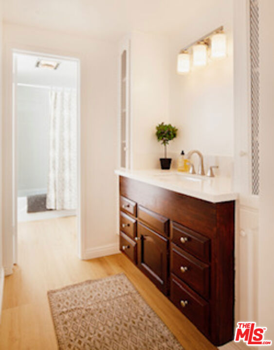 6752 Hillpark Drive, Los Angeles CA: https://media.crmls.org/mediaz/b4890f96-b4e1-4bbe-8c44-1db2411d5577.jpg
