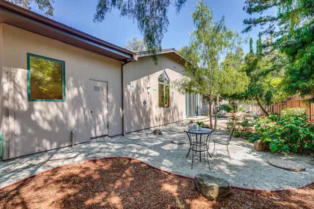 1625 Hazelaar Way, Los Altos CA: https://media.crmls.org/mediaz/b48956a7-59bf-478b-8e89-392be5063ffd.jpg