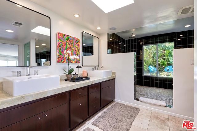 2224 Hercules Drive, Los Angeles CA: https://media.crmls.org/mediaz/b48ab5df-1f9f-42b9-84eb-15b8955b98ae.jpg