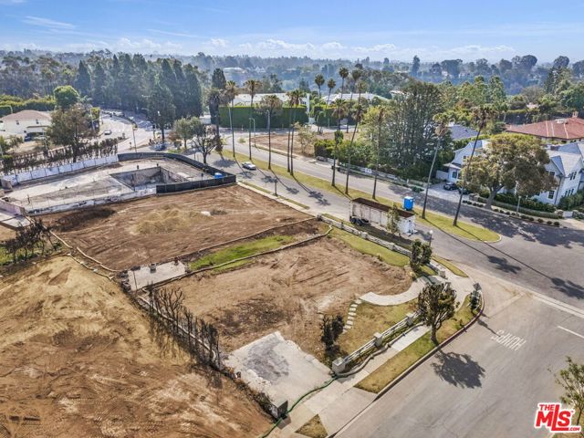 14827 Pampas Ricas Boulevard, Pacific Palisades CA: https://media.crmls.org/mediaz/b48ac6c2-4038-47e2-8019-35d3aeed497a.jpg