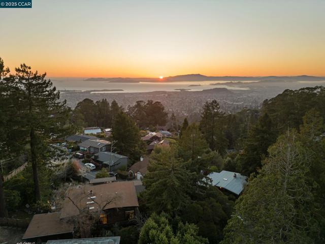 230 Fairlawn Dr, Berkeley CA: https://media.crmls.org/mediaz/b48bbb7b-e850-417e-bbd6-486e4aa402b0.jpg