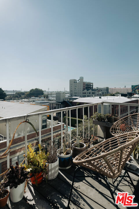https://media.crmls.org/mediaz/b48bd6cc-f1af-4199-bca4-433fd3d5b5f2.jpg?preset=X-Large