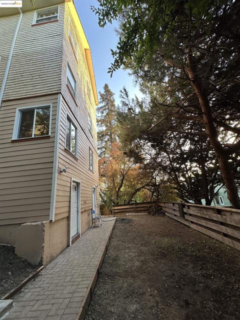 337 Oakland Avenue, Oakland CA: https://media.crmls.org/mediaz/b48c5559-d587-4e64-82d2-7ee6a8b8c81b.jpg