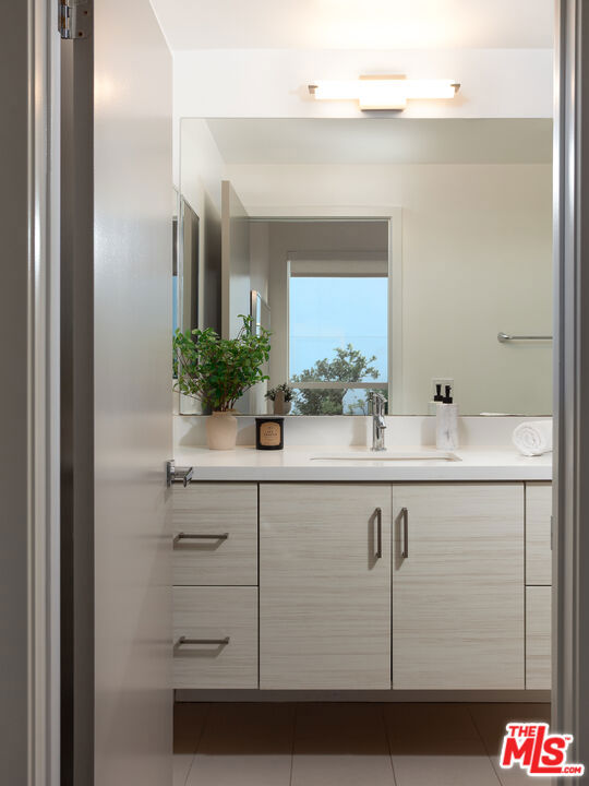 6067 W Studio Court, Los Angeles CA: https://media.crmls.org/mediaz/b48c657a-0a59-426d-b142-0c2bc1284a1d.jpg