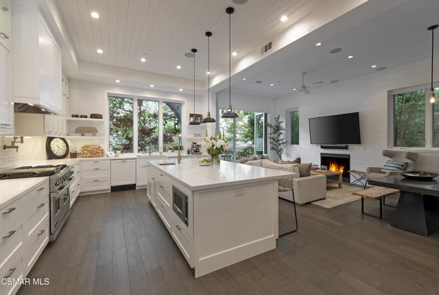 2443 Stafford Road, Lake Sherwood CA: https://media.crmls.org/mediaz/b48caeed-0cc9-4a3e-9e90-dbe6f631b851.jpg