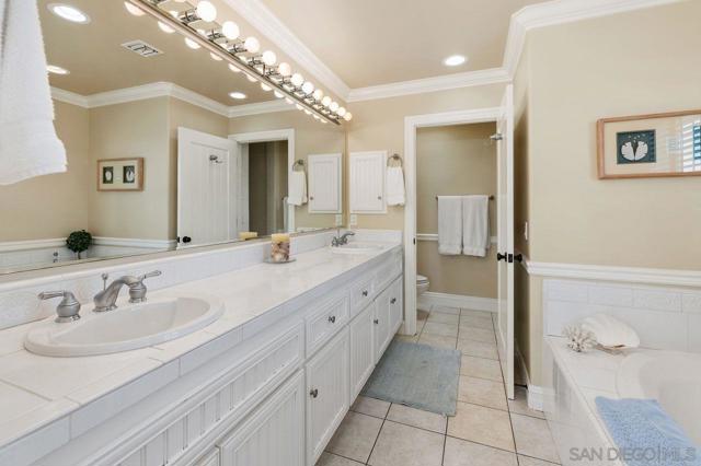 2740 Ocean Front Walk, San Diego CA: https://media.crmls.org/mediaz/b48ddb73-0c68-4f51-abac-4f9ccfd54e6a.jpg