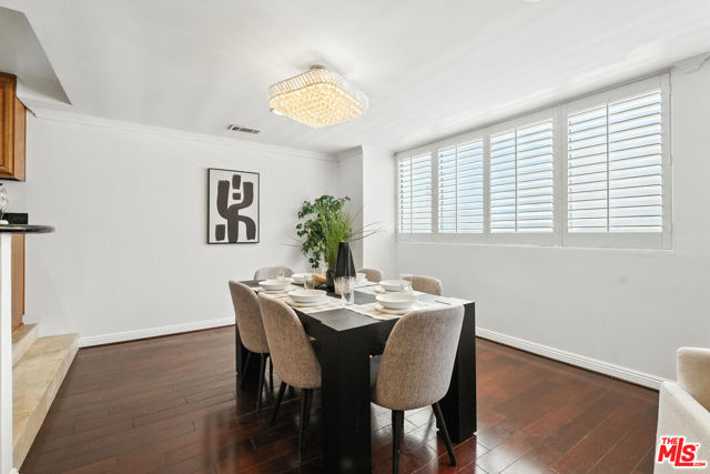 321 N Oakhurst Drive, Beverly Hills CA: https://media.crmls.org/mediaz/b48e198c-e206-4f9a-8311-7f92ac62477c.jpg