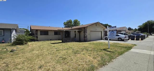 1661 Minnesota St, Fairfield CA: https://media.crmls.org/mediaz/b48f1d36-882e-41c7-b6ed-c83988b9a144.jpg