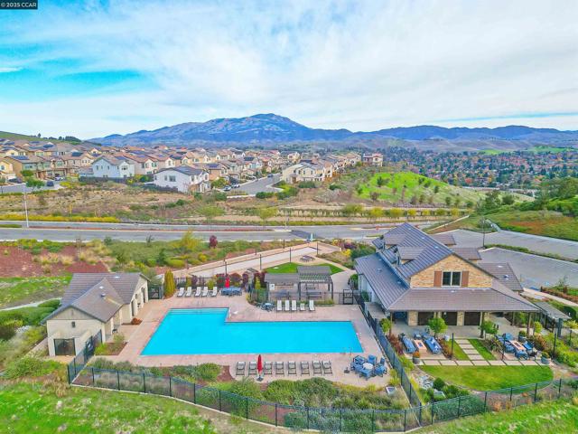 528 Caprio Ct, San Ramon CA: https://media.crmls.org/mediaz/b49001e4-9fbd-4cc2-9746-381153731785.jpg