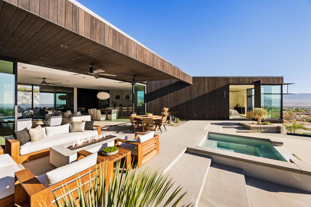 2085 Desert Flower Court, Palm Springs CA: https://media.crmls.org/mediaz/b49004f7-b533-445f-ac92-1ca67f60edb4.jpg