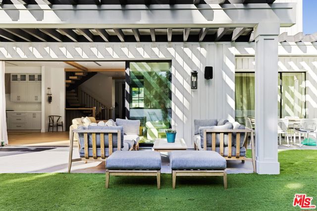 6310 Mirror Lake Drive, Los Angeles CA: https://media.crmls.org/mediaz/b4902709-bb5a-44a2-bb5e-98739a2b5738.jpg