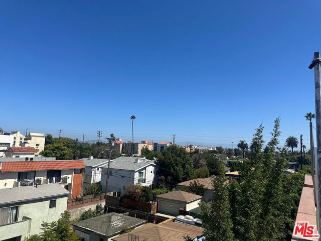 2452 Penmar Avenue, Venice CA: https://media.crmls.org/mediaz/b4916bdc-f6f2-44ad-8e28-8eb8ab5f070f.jpg