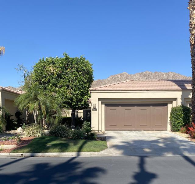 54673 Oakhill, La Quinta CA: https://media.crmls.org/mediaz/b492bf26-de4c-4789-818b-85bc88ef4c81.jpg