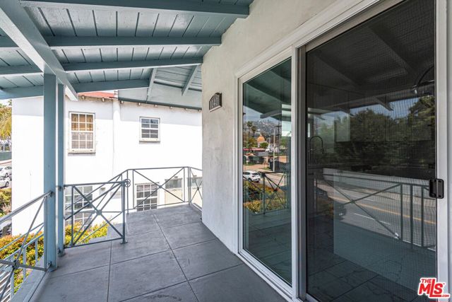 1040 N Crescent Heights Boulevard, Los Angeles CA: https://media.crmls.org/mediaz/b492d886-08e3-4c17-80a4-2f1039bbda90.jpg