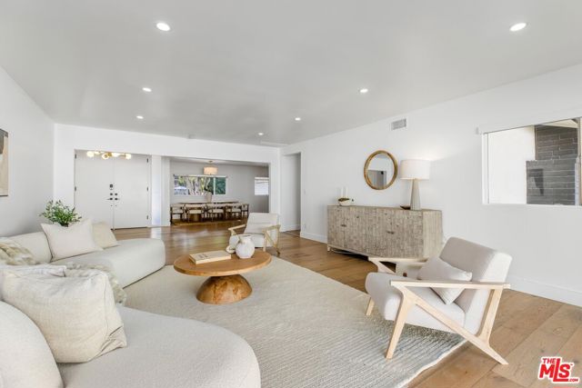 5200 Del Moreno Drive, Woodland Hills CA: https://media.crmls.org/mediaz/b49356c7-7512-43e2-bc81-150842742248.jpg