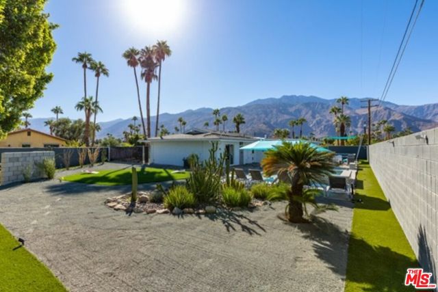980 N Buttonwillow Circle, Palm Springs CA: https://media.crmls.org/mediaz/b4943f07-e39a-4bb3-a4af-b32490ef6bf0.jpg