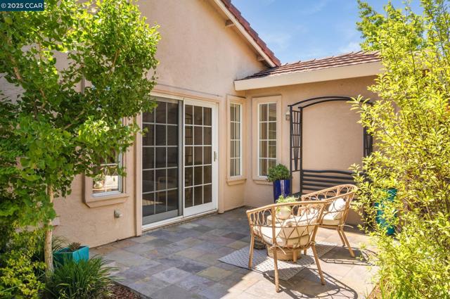 302 Columbia Cir, Benicia CA: https://media.crmls.org/mediaz/b4950630-93bb-4784-9037-fdad4f013098.jpg