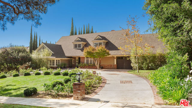 723 N Sierra Drive, Beverly Hills CA: https://media.crmls.org/mediaz/b49540b9-bdc1-4ea0-abc9-88ce78782e47.jpg