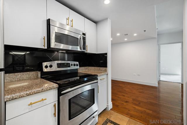 425 W Beech St, San Diego CA: https://media.crmls.org/mediaz/b4955876-7d5f-4806-bb90-523760948fb9.jpg
