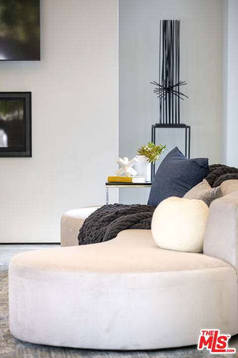 8356 W 4th Street, Los Angeles CA: https://media.crmls.org/mediaz/b4957bf3-b9cf-4f44-ad4c-e5c832a04ea9.jpg