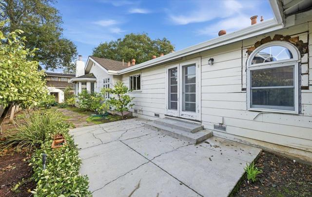 915 Berry Avenue, Los Altos CA: https://media.crmls.org/mediaz/b495cb7f-7598-4c21-ac84-9cb625825f10.jpg
