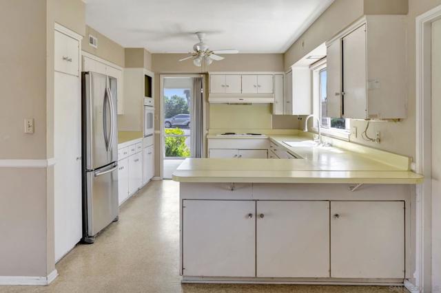 8838 La Jolla Scenic Dr N, La Jolla CA: https://media.crmls.org/mediaz/b497a297-a515-4e35-8696-f4b2e2573cc1.jpg