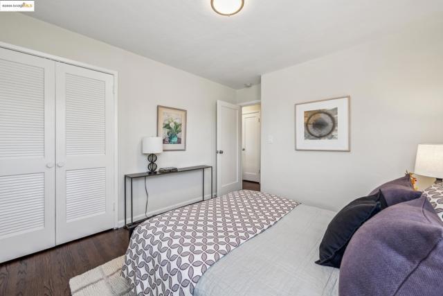 317 Pacific, Alameda CA: https://media.crmls.org/mediaz/b497ccb0-c180-4082-bdc5-f6ae3ac5c896.jpg