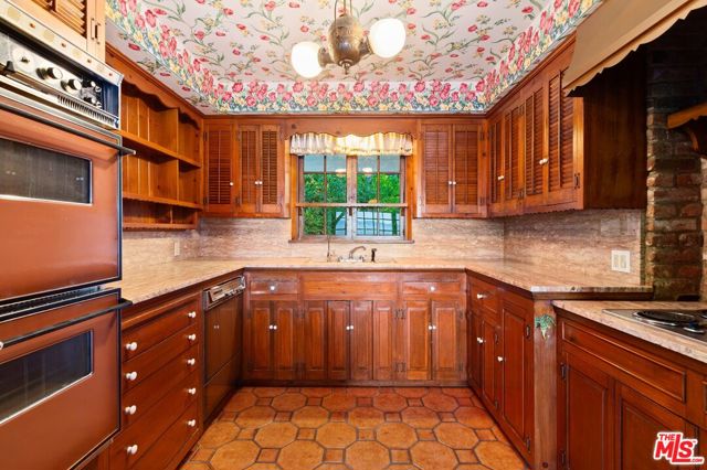 15401 Mulholland Drive, Los Angeles CA: https://media.crmls.org/mediaz/b4983a67-7eaf-4740-a632-91e2a365e4e4.jpg