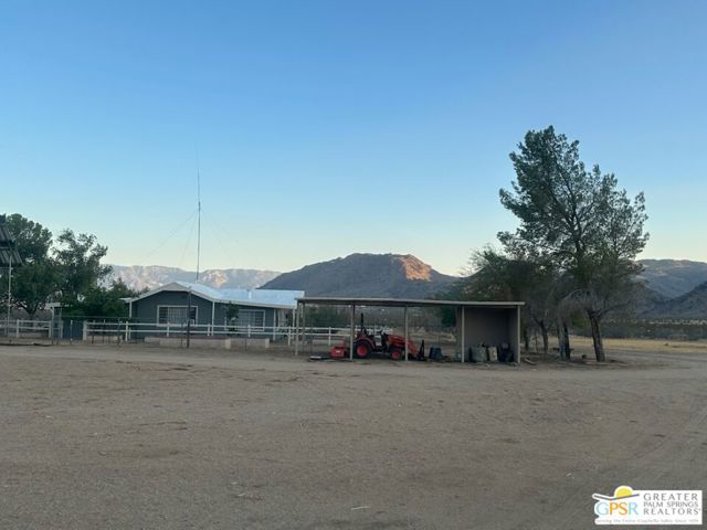 31750 Selmadolph Street, Lucerne Valley CA: https://media.crmls.org/mediaz/b4990629-a2eb-47d1-a7a3-3543a2a5a58e.jpg