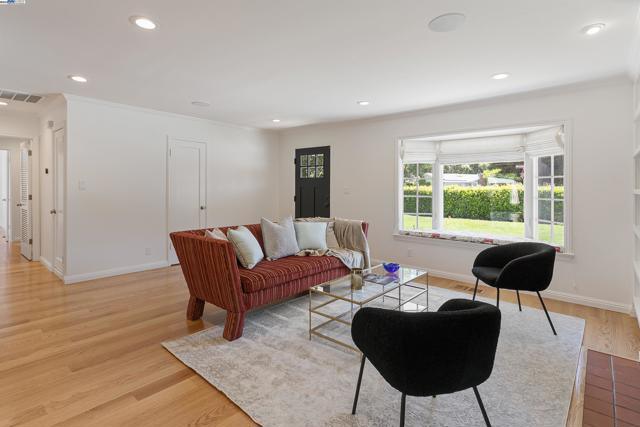 3252 Woodview Dr, Lafayette CA: https://media.crmls.org/mediaz/b49990bb-bf55-4f99-808d-c4ef431db1e0.jpg