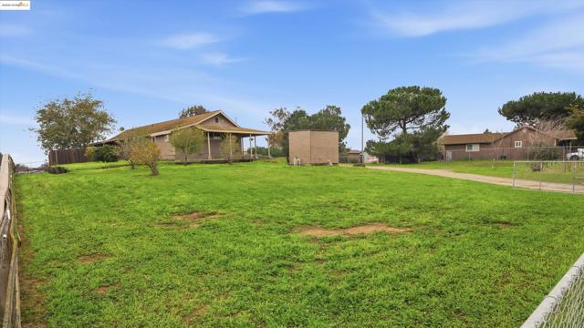 5372 Tule Tree Ln, Oakley CA: https://media.crmls.org/mediaz/b49c150f-45ee-445a-bbe4-8a7461759088.jpg