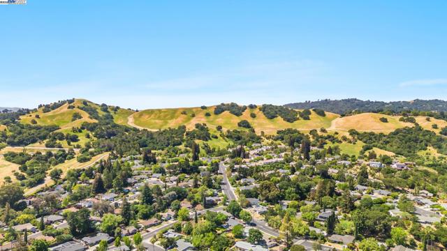 2371 Mallard Dr, Walnut Creek CA: https://media.crmls.org/mediaz/b49c1aa4-594b-42a8-bcca-eba244199e9c.jpg