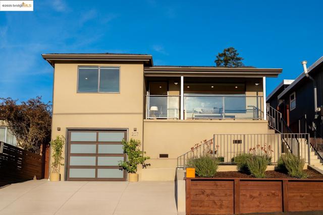 207 Cambridge Ave, Kensington CA: https://media.crmls.org/mediaz/b49c9546-b94d-44d6-a9f6-d33cdbb43ca6.jpg