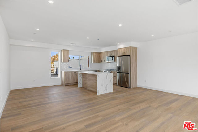 1616 S Sycamore Avenue, Los Angeles CA: https://media.crmls.org/mediaz/b49cc517-d314-4cb5-8ae2-276beb1b7198.jpg