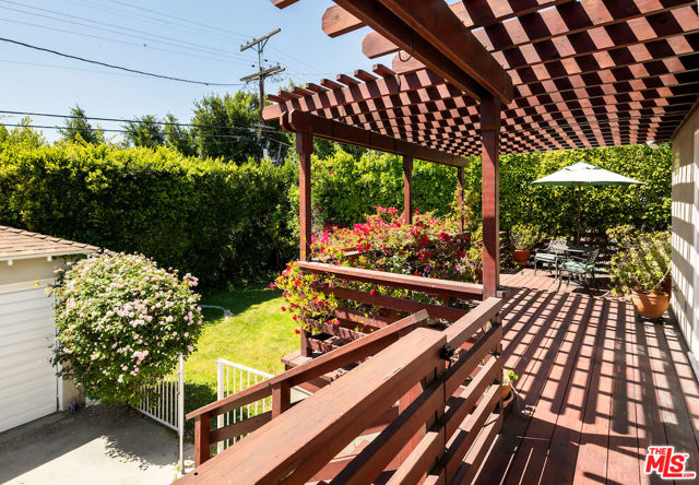 1475 Edris Drive, Los Angeles CA: https://media.crmls.org/mediaz/b49cdcaf-23d0-480d-8c16-41e1eeeeeaee.jpg