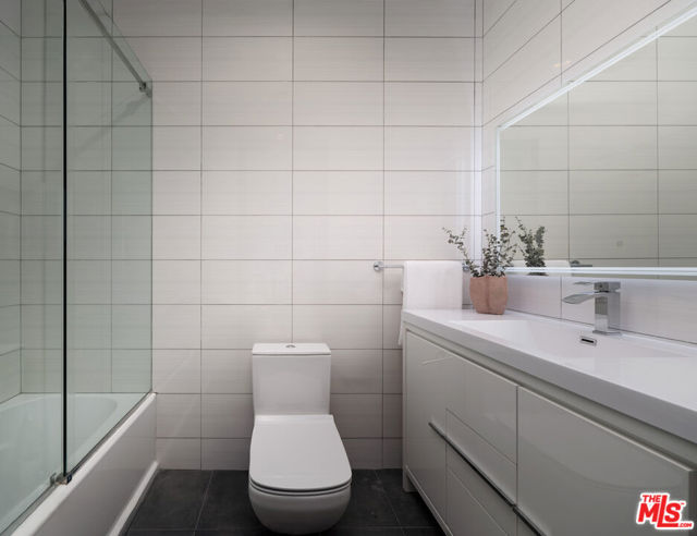 3820 Knobhill Drive, Sherman Oaks CA: https://media.crmls.org/mediaz/b49d2fd9-e043-4453-960b-f318dd39f383.jpg