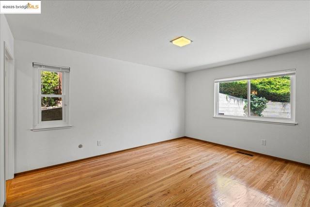 3312 Wisconsin St, Oakland CA: https://media.crmls.org/mediaz/b49d7a1c-6e63-4ed5-8f1f-13da86b9b6b6.jpg