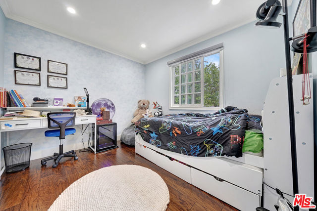 5111 Babcock Avenue, Valley Village CA: https://media.crmls.org/mediaz/b49e6d65-32b0-47ac-939b-eea8a0ec712f.jpg