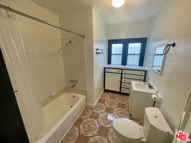 737 N HARVARD Boulevard, Los Angeles CA: https://media.crmls.org/mediaz/b49f94e5-93a0-48ae-a8bf-9176e187b712.jpg