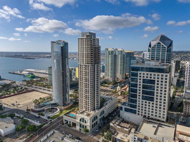 700 W E St, San Diego CA: https://media.crmls.org/mediaz/b4a16703-c524-431f-bc14-9b075ed5b7bd.jpg