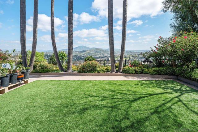 7945 Shadow Hill Dr, La Mesa CA: https://media.crmls.org/mediaz/b4a1fbb4-ecbf-4aa1-ab34-d5087018e46d.jpg