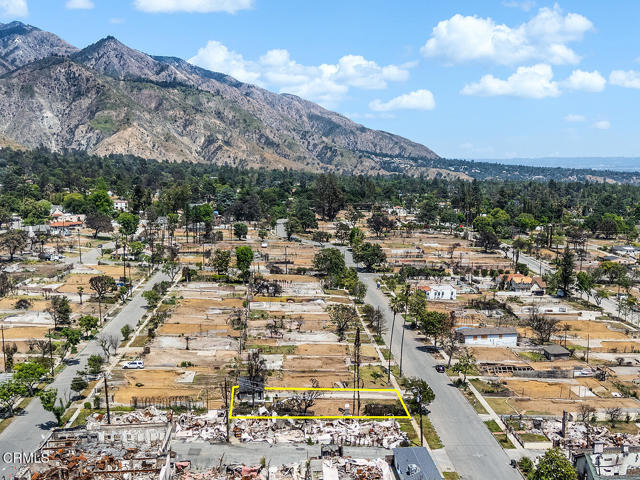 925 Beverly Way, Altadena CA: https://media.crmls.org/mediaz/b4a3e351-1d21-4195-a090-24e66f487f31.jpg
