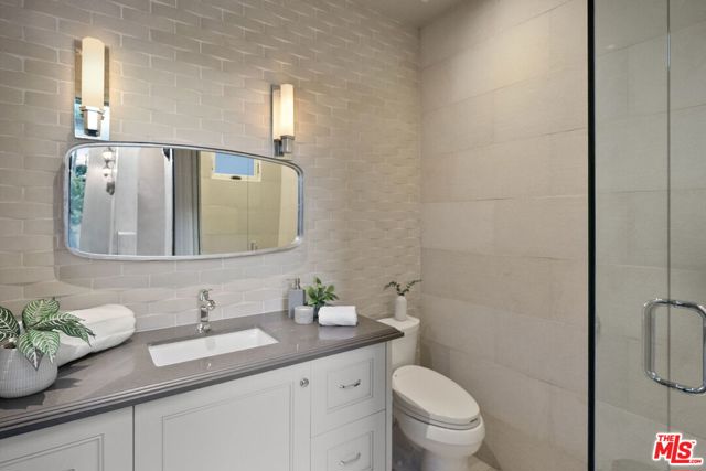 6882 Arizona Avenue, Los Angeles CA: https://media.crmls.org/mediaz/b4a420c9-28da-4141-b322-906e1c603913.jpg