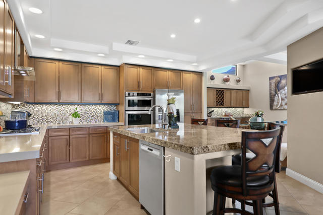 38849 Palm Valley Drive, Palm Desert CA: https://media.crmls.org/mediaz/b4a4cf10-97fc-4e33-8f7f-b760fedf94af.jpg