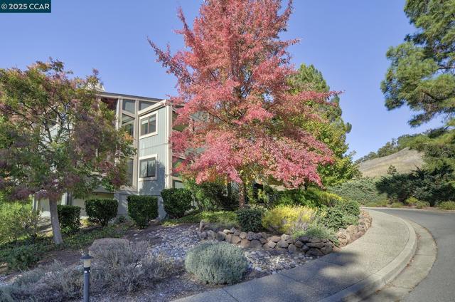 3050 Rossmoor Pkwy, Walnut Creek CA: https://media.crmls.org/mediaz/b4a4d931-784c-4192-af73-a2dc51cb6a14.jpg