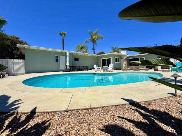 1461 Sunrise Drive, Vista CA: https://media.crmls.org/mediaz/b4a60923-560d-425e-8e5e-f4876117be2c.jpg