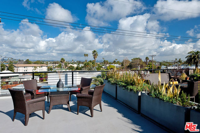 1113 Electric Avenue, Venice CA: https://media.crmls.org/mediaz/b4a61d8e-21de-4ffc-9966-a71ebb05c0aa.jpg